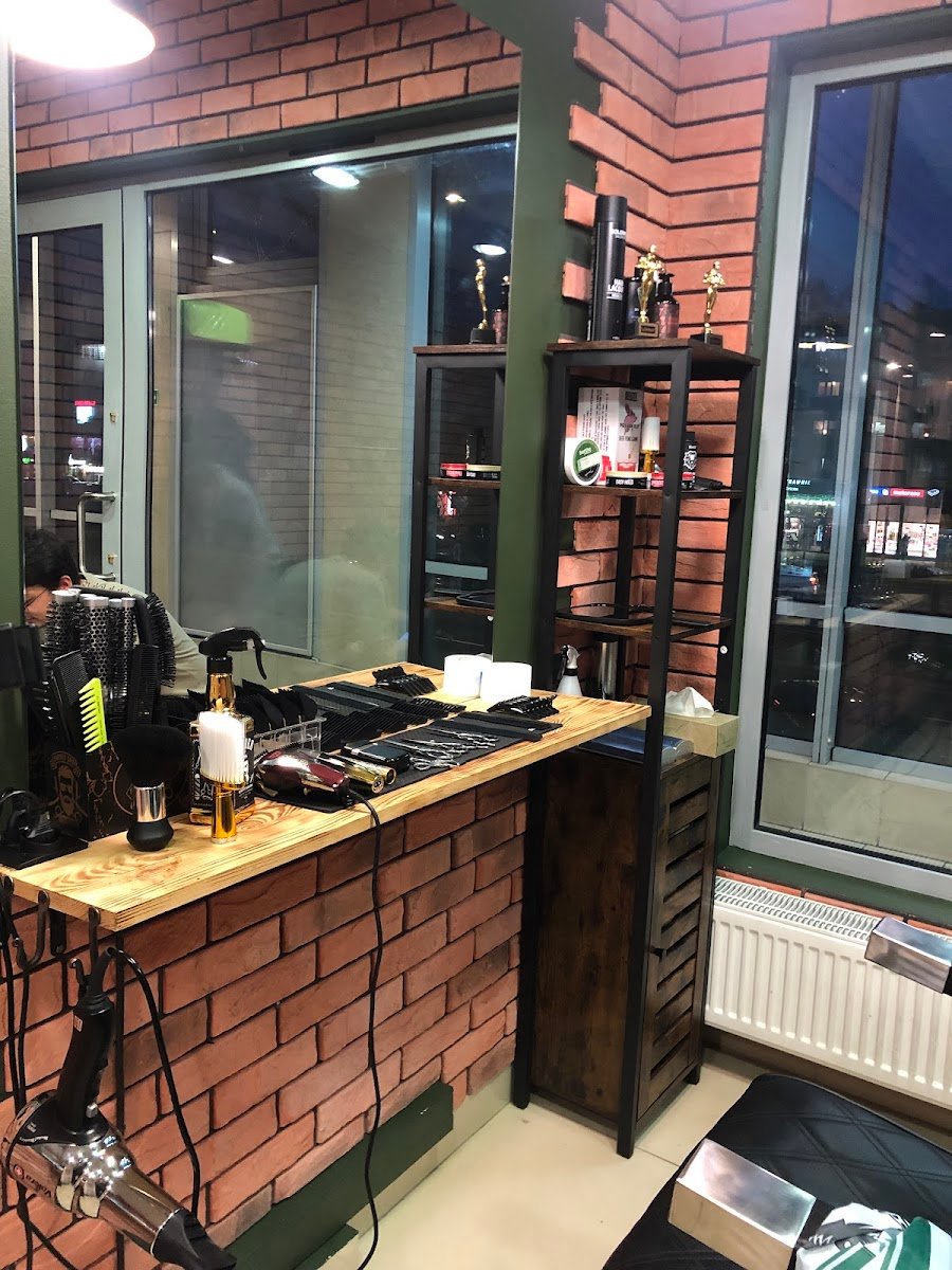 Barber przy pracy — Deluxe Barbershop Warszawa
